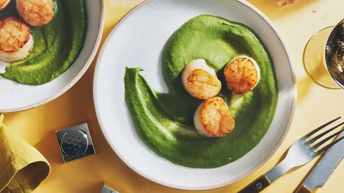 Scallops with Creamy Spinach Sauce